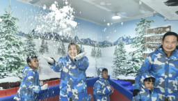 Hadirkan Wahana Rumah Salju Pertama di Lamongan, Pak YES Resmikan Frozen Land di LA Plaza