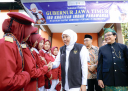 Rayakan Hardiknas Bersama Siswa Sekolah Rakyat di SRMP 15 Mojokerto, Gubernur Khofifah Bangga Siswa Fasih Pidato Lima Ba