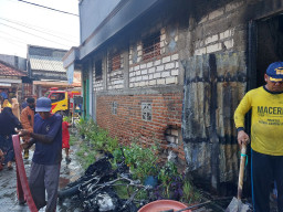 Diduga Kebocoran LPG, Kebakaran Ruko di Kecamatan Cerme Gresik Lukai Dua Orang