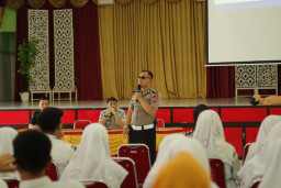 Edukasi Keselamatan Berlalu Lintas di Gresik, Ratusan Pelajar Ikuti Police Goes To School