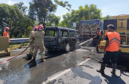 Mobil Suzuki Carry Terbakar di Akses Tol Kebomas Gresik, Pengemudi Selamat