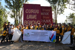 PLN Gandeng Mahasiswa Bersihkan Kawasan Curug Lawe Benowo, Dorong Wisata Alam Tetap Lestari