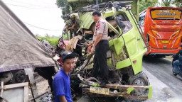 Ban Pecah di Jalur Pantura Gresik, Sopir Dump Truk Tewas usai Tabrakan dengan Truk Pipa Besi