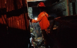 Tiga Mobil Ikut Terbakar Saat Rumah dan Usaha Tambal Ban di Manyar Gresik Dilalap Api