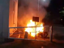 Motor Pengantar Pesanan Terbakar di GKB Gresik, Damkar Pastikan Situasi Aman