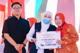 Gubernur Khofifah Salurkan Rp2,508 Miliar BLT Bagi Hasil Cukai Hasil Tembakau ke Pekerja Pabrik Sampoerna Rungkut II
