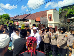 Ratusan Santri Gelar Aksi di Kantor Pengadilan Negeri Sampang