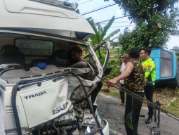 Tabrakan Panther vs Traga di Bojonegoro, Empat Korban Alami Luka-Luka