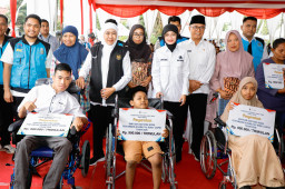 Gubernur Khofifah Salurkan Bansos Rp 1,8 Miliar di Kota Kediri