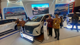Hadir di IIMS Surabaya 2026, Toyota Tawarkan New Yaris Cross G Hybrid EV dan New Alphard XE Hybrid EV