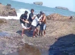 Ibu Rumah Tangga Coba Bunuh Diri Terjun ke Ombak Pantai Watu Ulo Jember, Aksinya Digagalkan Warga