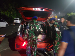 Lanal BatuPoron Bangkalan Serahkan Rokok Ilegal ke Bea Cukai
