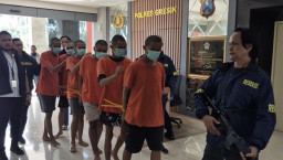 Gara-Gara Bola, Pemuda Asal Surabaya Dikeroyok 8 Suporter di Gresik