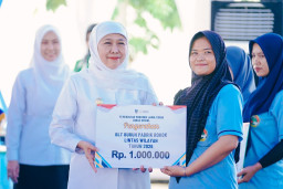Gubernur Khofifah Salurkan BLT DBHCHT Rp 901 Juta untuk Buruh Pabrik Rokok Lintas Wilayah di Bojonegoro