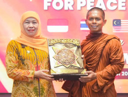 Peringatan Hari Raya Waisak 2570 BE/2026, Gubernur Khofifah Ajak Masyarakat  Menguatkan Persaudaraan