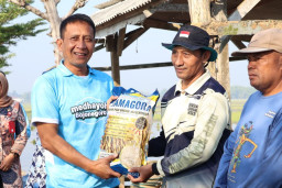 Turun ke Sawah Lewat Program Medhayoh, Bupati Setyo Wahono Semangati Ibu-Ibu Tani di Ngraho