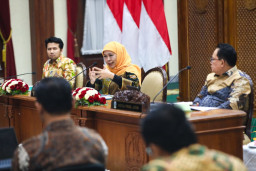 Sinkronisasi Pusat: Khofifah Pastikan WFH ASN Pemprov Jatim Berlanjut, Jadwal Geser ke Hari Jumat