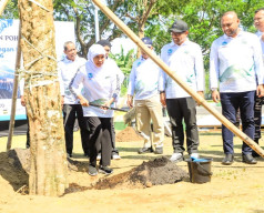 Bersama 1.125 Masyarakat, Gubernur Khofifah Gelar Aksi Bersih Sampah dan Tanam Pohon di HLH Sedunia 2026