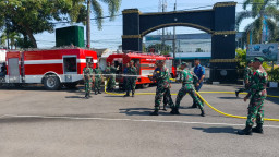 Belasan Anggota TNI Latihan Gunakan Truk Damkar dan Simulasi Penanganan Kebakaran di Jember
