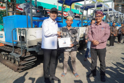 Aksi Amankan Swasembada Pangan, Bupati Lamongan Serahkan Bantuan Alsintan untuk Poktan