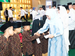 Sambut Tahun Baru 1448 Hijriah, Gubernur Khofifah Ajak Jemaah Perkuat Kesalehan Sosial dan Semangat Tolong-Menolong