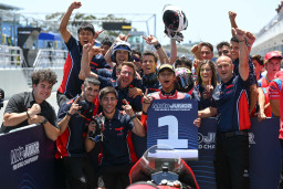 Cetak Sejarah di Estoril, Pebalap Binaan Astra Honda Muhammad Kiandra Ramadhipa Rebut Podium Tertinggi