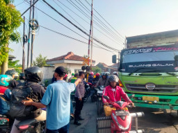 Kemacetan Parah di Cerme Gresik Belum Terurai, Penumpang Bus Trans Jatim Terpaksa Beralih ke Ojol