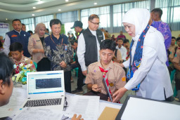 Khofifah Tinjau SPMB di Madiun, Pastikan Verifikasi Terjadwal Berjalan Lancar