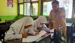 15 Tahun Mengabdi, Guru Honorer di Sumenep Pilih Mundur Jika Tak Ada Kepastian Status
