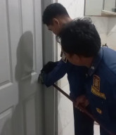 Terjebak di Kamar Tengah Malam, Warga Kebomas Diselamatkan Damkar Gresik