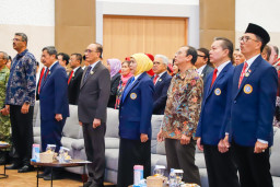 Khofifah Dorong Alumni FH UNAIR Perkuat Kolaborasi dan Mentoring Mahasiswa