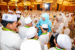 Hadiri Wisuda 866 Santri Tahfidz, Khofifah Tekankan Pentingnya Menjaga Hafalan dan Budaya Literasi