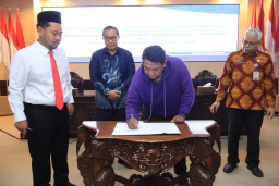 Pemkab Gresik Salurkan Bantuan Modal Rp215 Juta dan Siapkan Lahan Relokasi bagi PKL Semambung