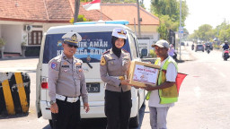 Satlantas Polres Gresik dan Taruna Akpol Bagikan Sembako untuk Warga dan Anak Panti Asuhan