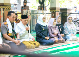 Jelang Hari Bhayangkara, Kapolri dan Khofifah Ziarah ke Makam Bung Karno dan Gus Dur