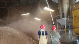 Mesin Blower Terbakar di Pabrik Menganti, Damkar Gresik Gerak Cepat Cegah Api Meluas