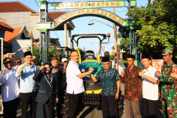Petani Gresik Terima Combine Harvester, Pemkab Genjot Mekanisasi Pertanian