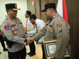 Kapolres Gresik Apresiasi 27 Anggota Berprestasi, Pengungkap Solar Ilegal dan Sabu Terima Penghargaan