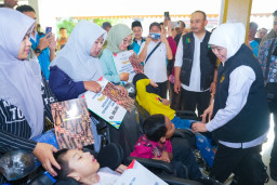 Gubernur Khofifah Salurkan Bantuan Sosial Senilai Rp32,16 Miliar untuk Warga Ngawi