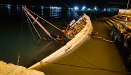 Kapal Bermuatan Kayu Jati Nyaris Tenggelam di Pelabuhan Kalianget Sumenep