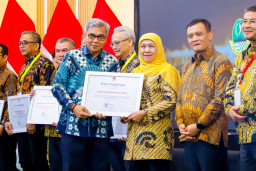 Gubernur Jawa Timur Terima Penghargaan KPK
