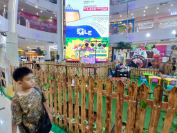 Serunya OMD Farm di ICON Mall: Main, Mewarnai, hingga Berinteraksi dengan Hewan Peliharaan