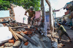 Pemkot Surabaya Tertibkan 39 Bangunan Liar di Kecamatan Asemrowo