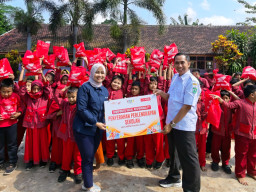 Sinergi Bagi Negeri, MPM Honda Jatim Salurkan Perlengkapan Sekolah dan Edukasi Safety Riding di SDN Pagowan 1 Lumajang