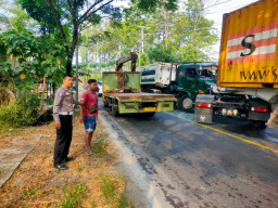 Dua Truk Trailer Adu Banteng di Margomulyo Bojonegoro