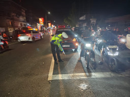 Truk Tangki BBM Pertamina Picu Laka Beruntun di Simpang SMPN 2 Jember, Penumpang Motor Terluka