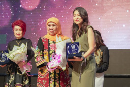 Hadiri Gala Premiere Jangan Buang Ibu, Gubernur Khofifah Tegaskan Ketahanan Keluarga Jadi Pilar Peradaban Bangsa