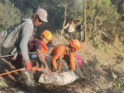 Pendaki Ilegal Semeru yang Terjatuh ke Jurang 375 Meter Berhasil Dievakuasi dalam Kondisi Selamat