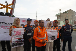 KAI Daop 7 Madiun Sosialisasikan Keamanan di Perlintasan KA Sebidang