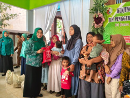 Salurkan Bantuan untuk Warga di Bojonegoro,  Bunda Cantika Ajak Kader PKK Jadi Garda Terdepan Cegah Stunting